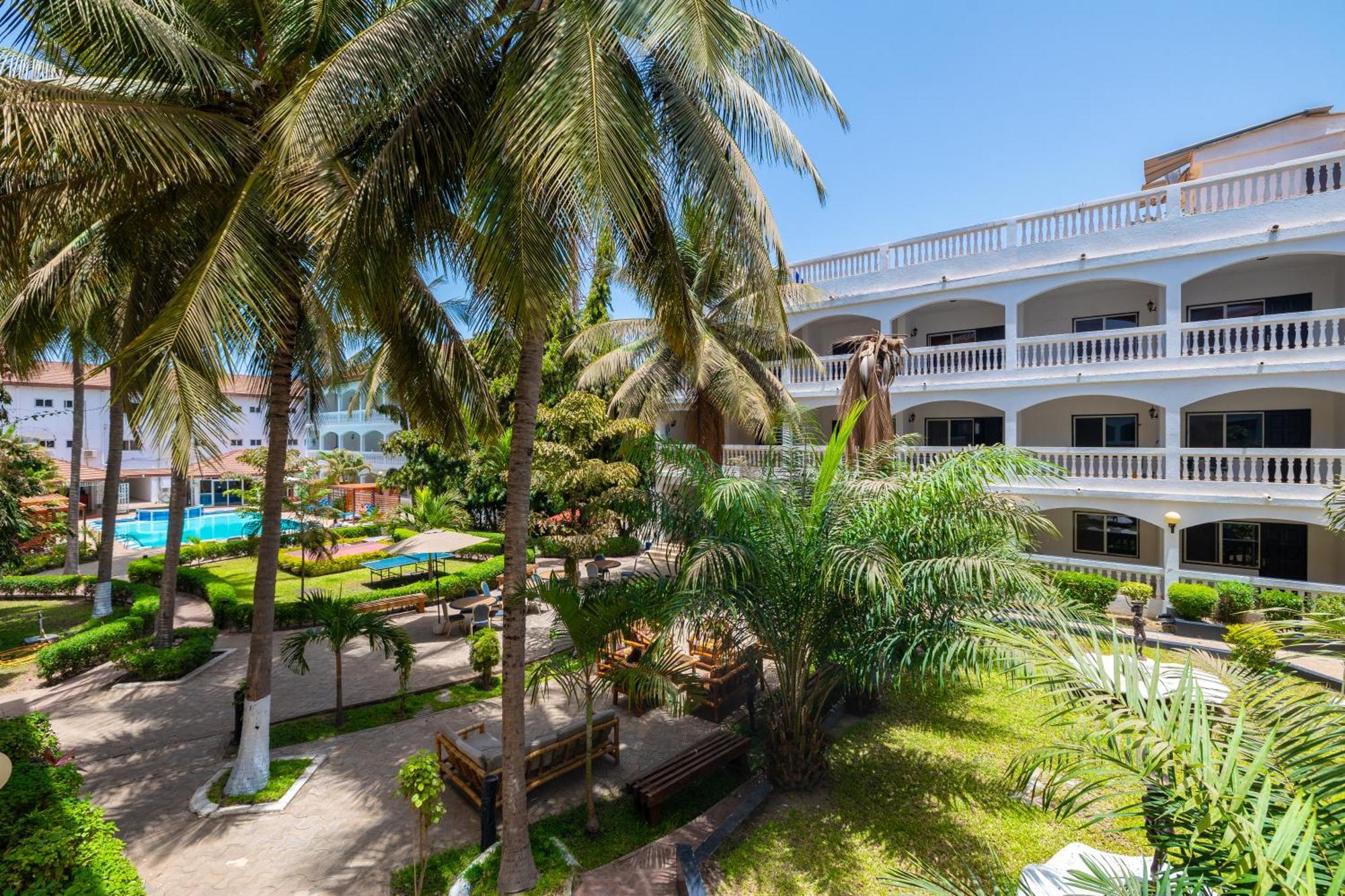Sarges Hotel Serrekunda Exterior photo